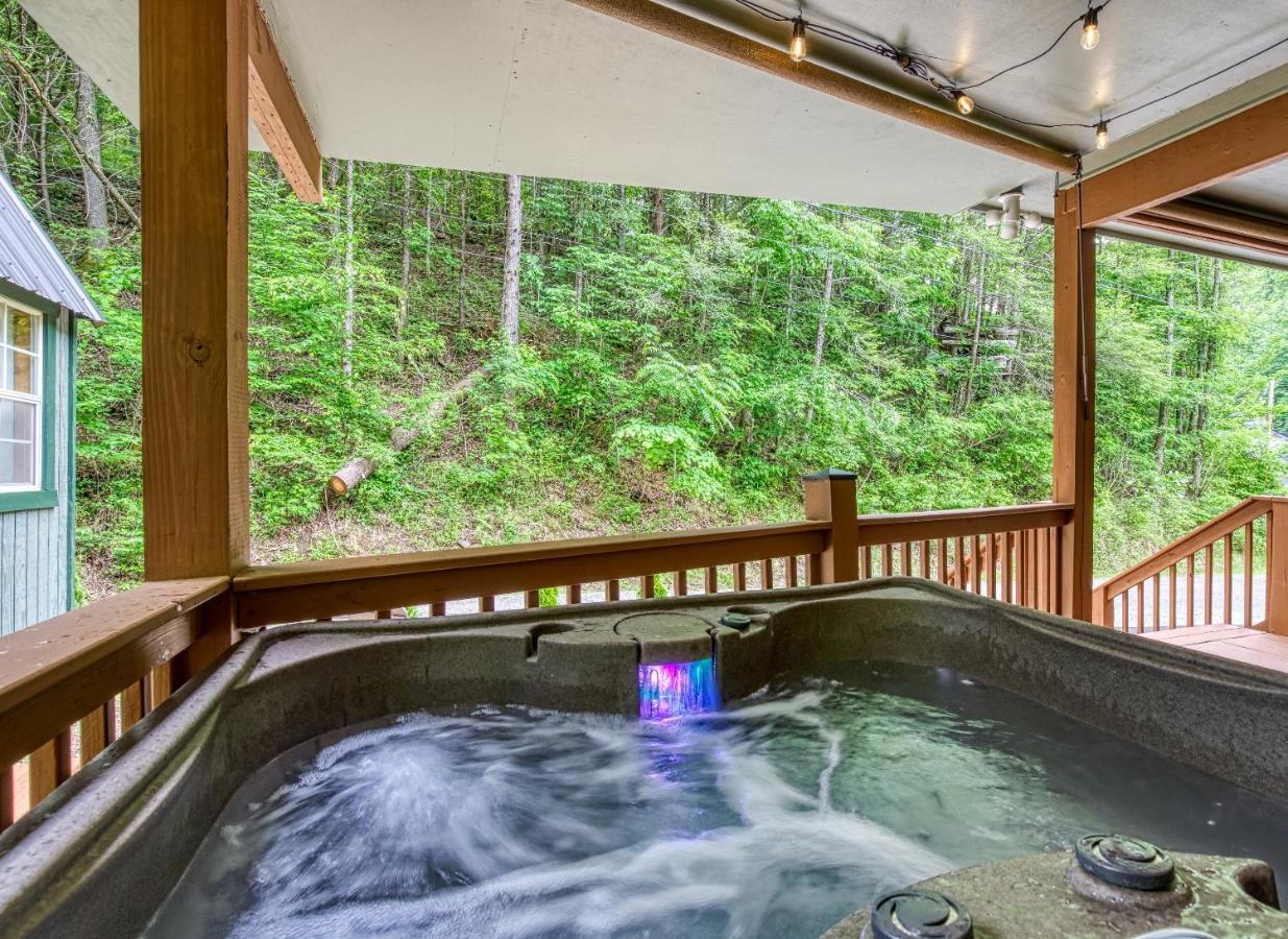 Great Location - Hot Tub - Dog Friendly Villa Sevierville Buitenkant foto